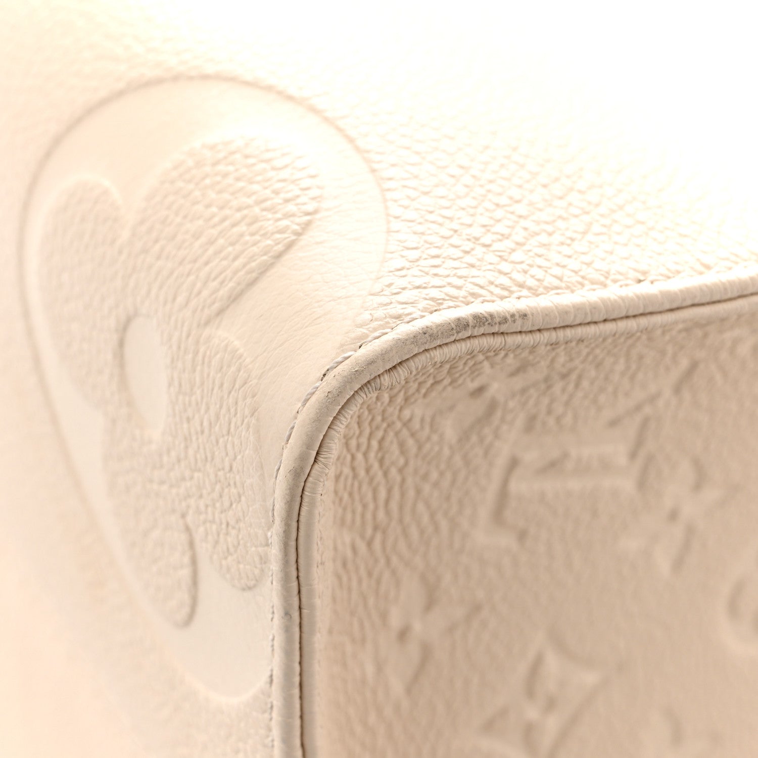 Empreinte Monogram Giant Onthego MM Creme